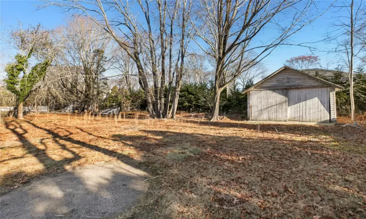 View of yard featuring an outdoor structure