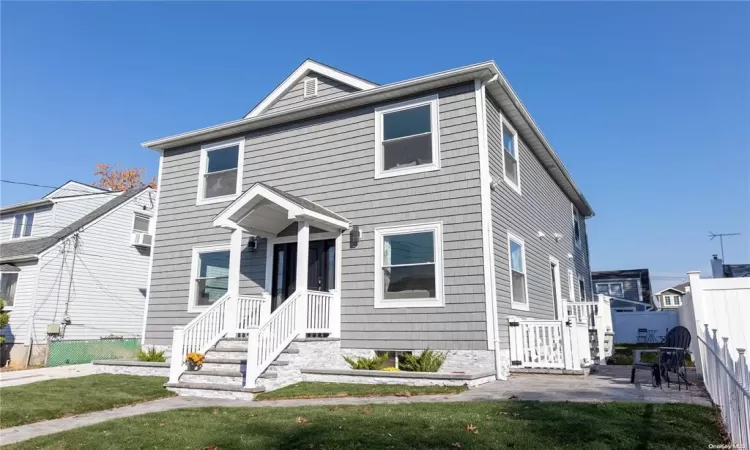 View of front facade with a front lawn