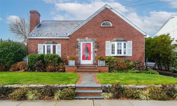 View of front of house featuring a front yard