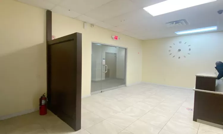 Tiled empty room with a drop ceiling