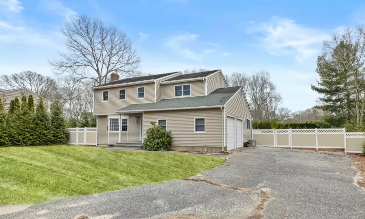 View of front of property featuring a front lawn