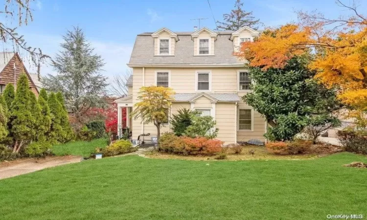 View of front facade with a front yard