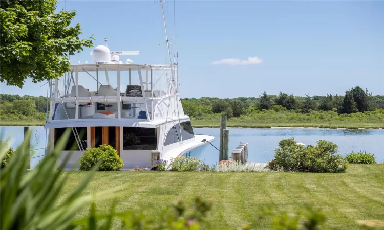 View of water feature featuring a dock