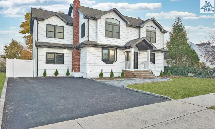 View of front of house featuring a front lawn