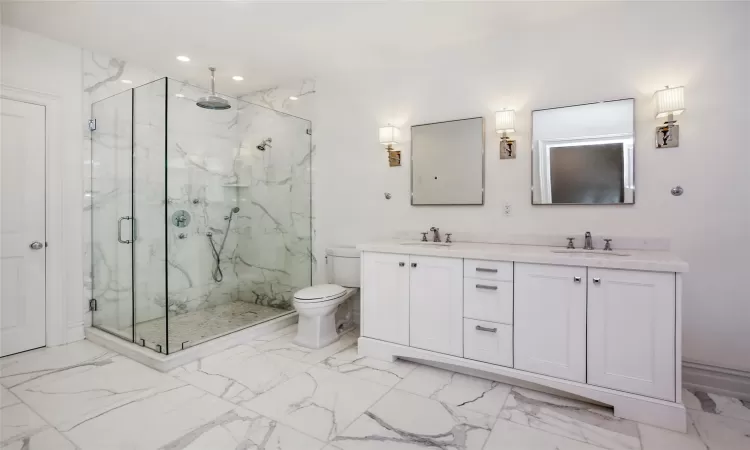 En-suite bath in 2nd bedroom with double vanity and free standing tub