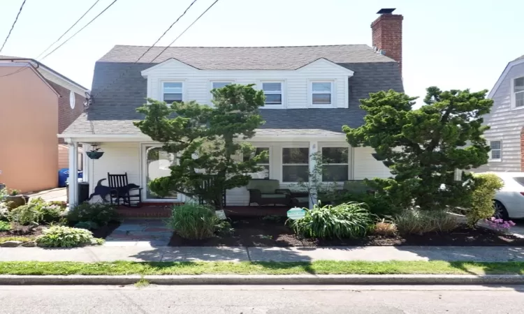 View of front of house featuring a porch