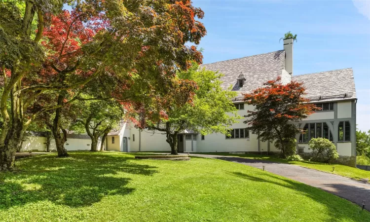 View of front of property featuring a front yard