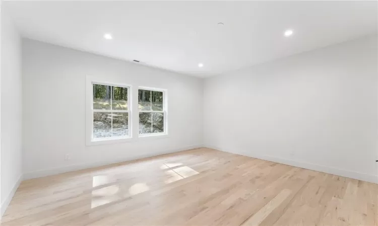 2nd Floor Bedroom w/ Jack & Jill Bathroom