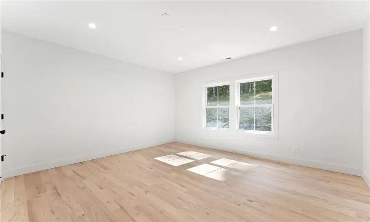 2nd Floor Bedroom w/ Jack & Jill Bathroom