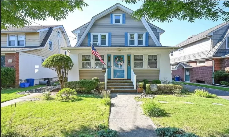 View of front of home featuring a front lawn