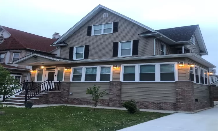 View of front property with a front lawn