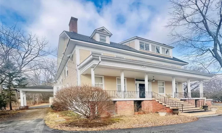 View of front of home featuring a porch