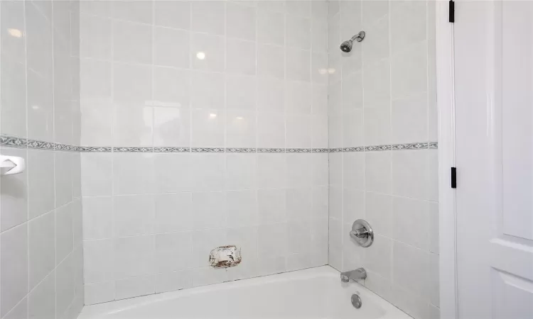 Bathroom with tiled shower / bath