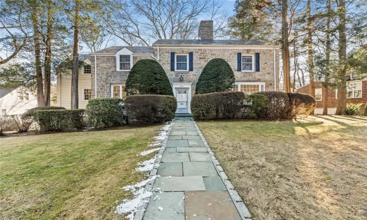 View of front facade with a front yard