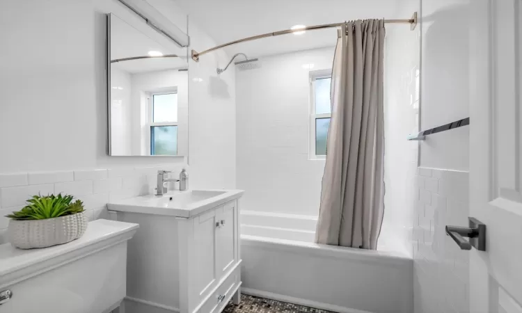 Newly renovated bathroom with tub/shower