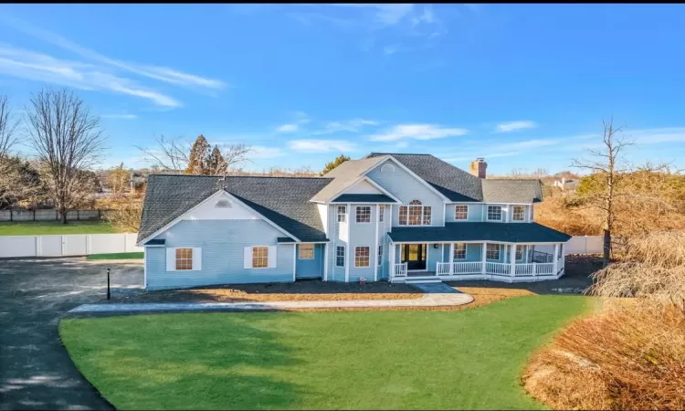 View of front of house featuring a porch and a front yard