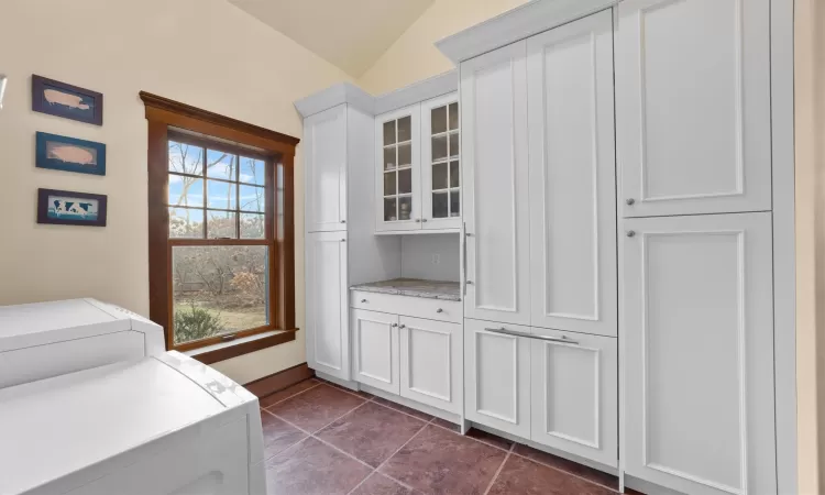 Butler's pantry featuring the refrigerator and washer/dryer