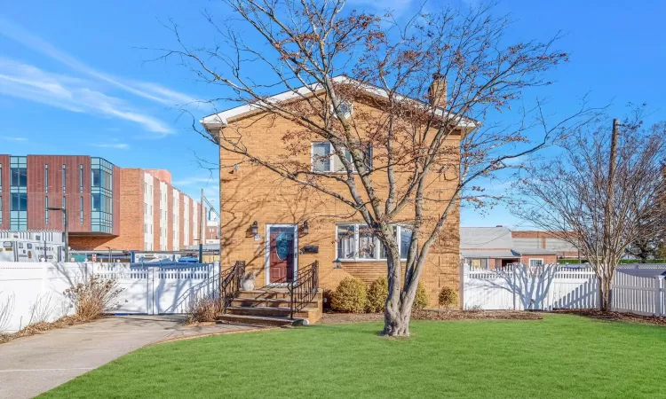 View of front of home featuring a front yard