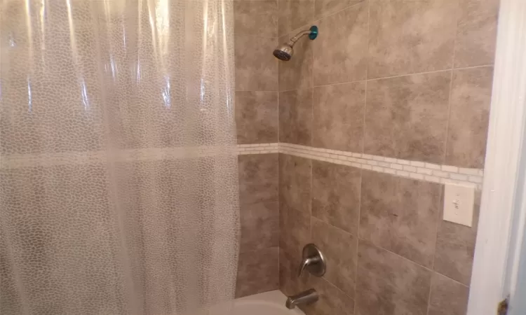 Interior details with shower / tub combo