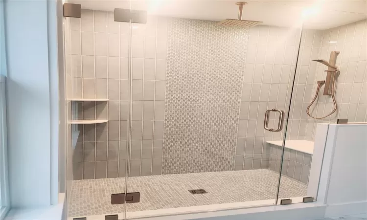 junior suite shower with bench and rain head