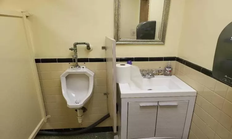 Men' Bathroom