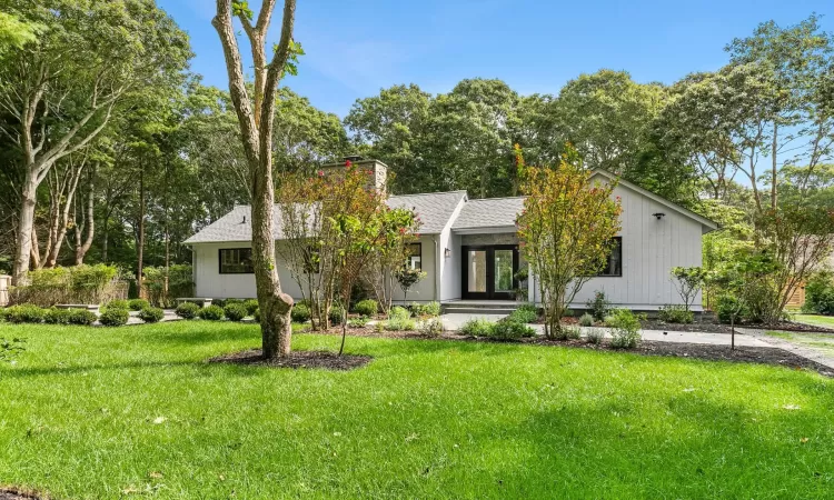 View of front of house featuring a front yard