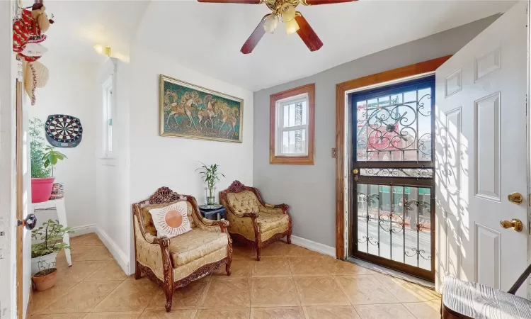 Sitting room with ceiling fan