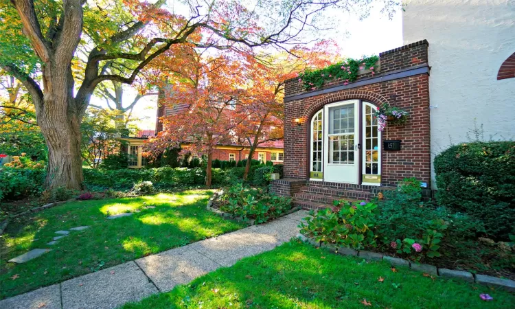 Entrance to property with a front yard