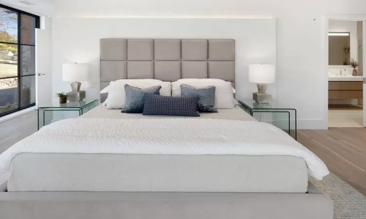 Similar modern bedroom