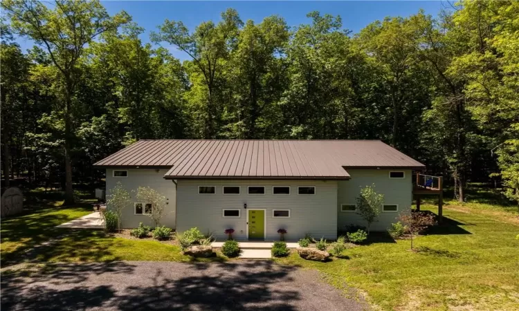 View of front of home featuring a front yard