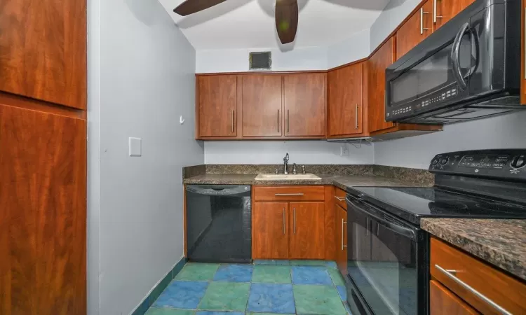 Kitchen featuring sink, black appliances, and ceiling fan