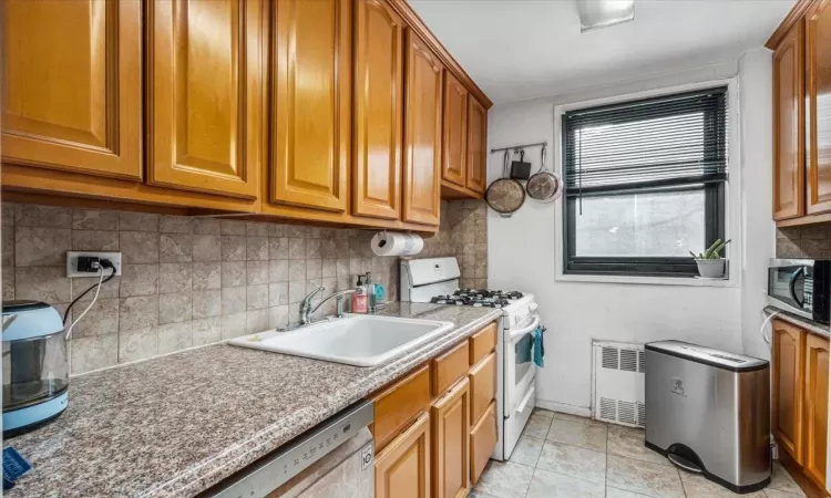 139-15 83rd Avenue, New York, NY, 1 Bedroom Bedrooms, 3 Rooms Rooms,1 BathroomBathrooms,Residential,For Sale,83rd Avenue,817663