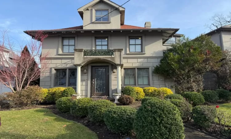 View of front of home featuring a front yard