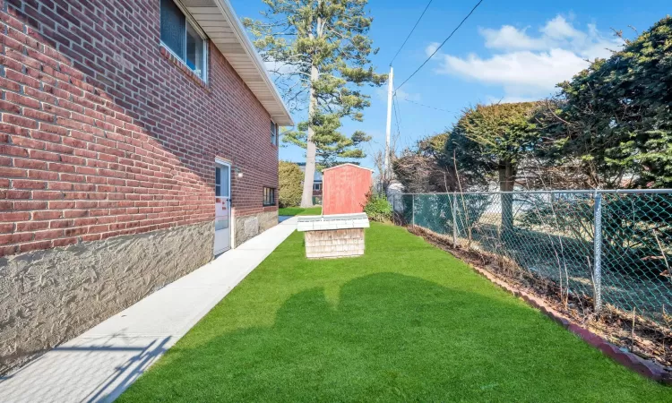 View of yard featuring a shed