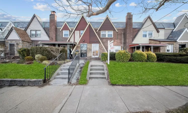 View of front of house with a front yard