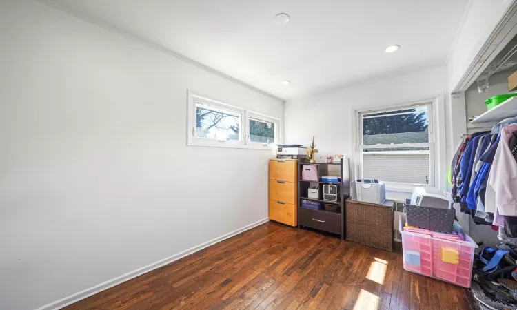 Detached garage with aphalt driveway and fence