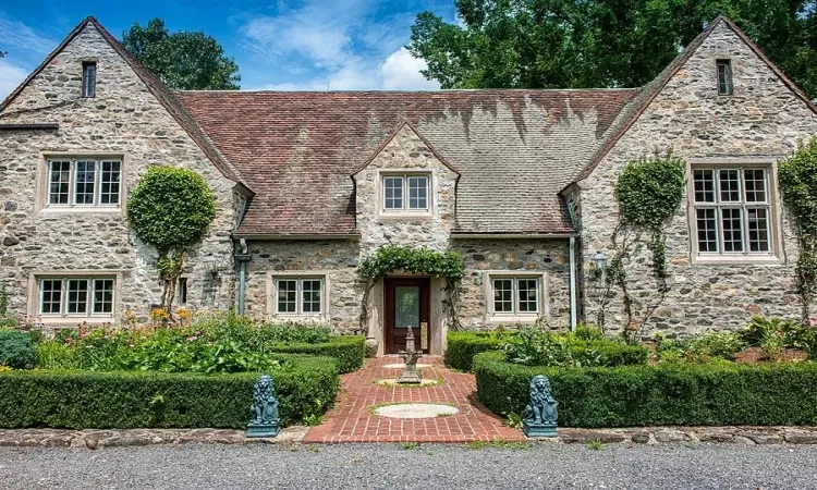 Main house prior to  renovation