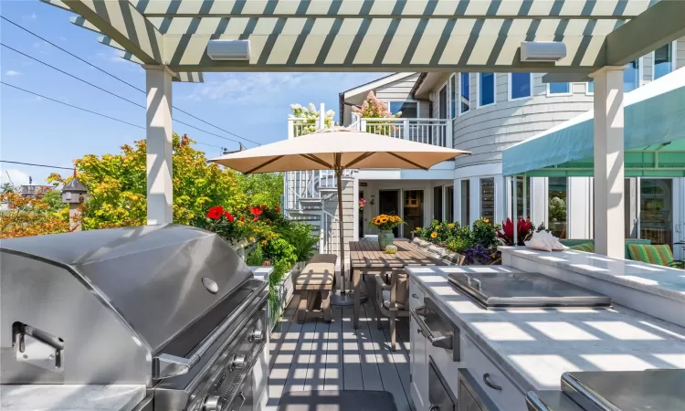 Outdoor Kitchen with wood trellace