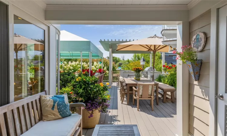 Deck with outdoor dining space