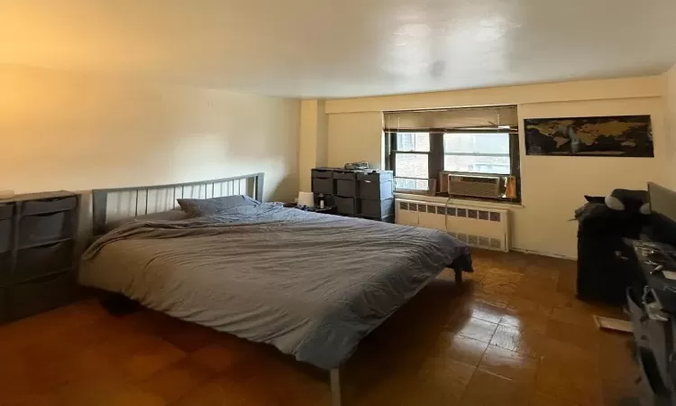 Bedroom with radiator heating unit and cooling unit