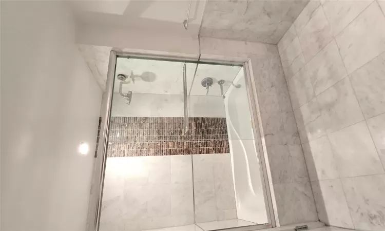 Full bath with tiled shower / bath and tile walls