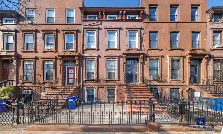 Multi unit property featuring a fenced front yard